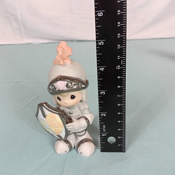 E2- 10 child dressed in a knight's outfit, holding a shield - Picture 6 of 6